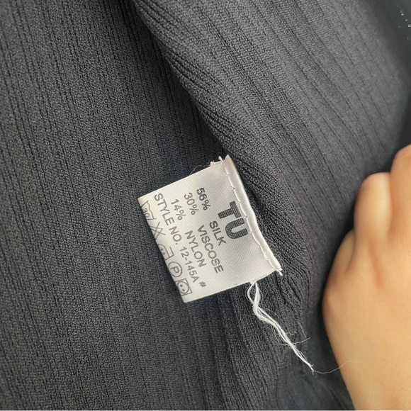 Silk cardigan top with silver buckle and black ribbed fabric - Picture 2 of 4